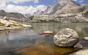 Река среди горных вершин