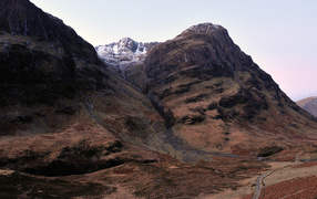 Долина у подножия гор