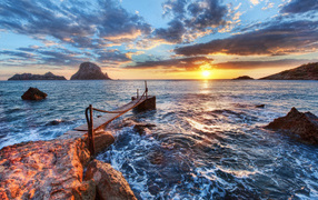 Берег на закате