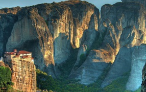 Домик на скале