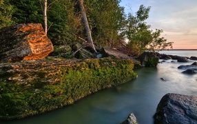 Озеро, лес, камни