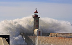 Маяк и волны