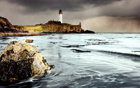 Маяк на берегу