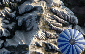 Горы и воздушный шар