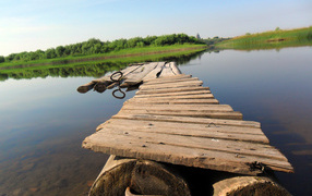 Плот на озере