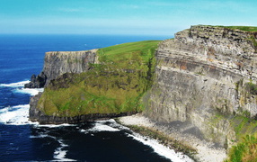 Скалы на берегу