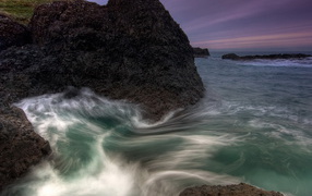 Камни на берегу