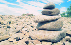 Камни на берегу