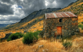 Каменный сарай на склоне