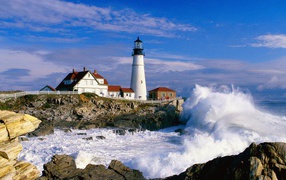 волны у маяка
