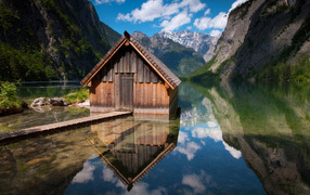 Сарай на озере