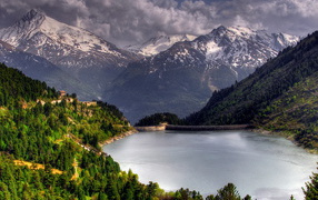 Плотина на горном озере