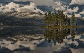 Островок на озере