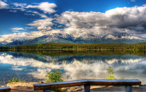 Озеро и горы