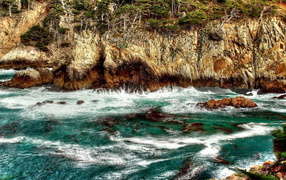 Скалы на берегу