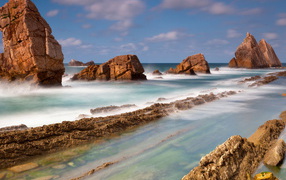 Камни около берега