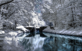 Зимний лес, река, мостик