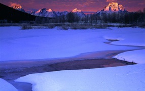 Зимний свет восходящего солнца