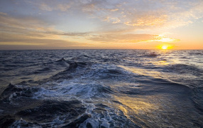 Глубокое синее море на закате