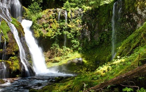 Водопад среди камней