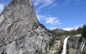 Скала и водопад