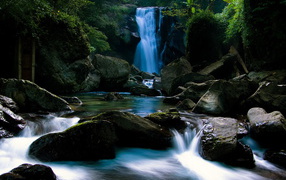 Водопад на лесной речке