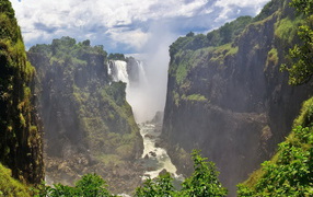 Водопад в ущелье