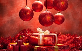 Подарки и красные шары