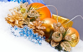 Золотые шары и шишки