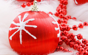 Праздничные игрушки