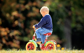 Мальчик на велосипеде