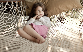 Девочка на гамаке