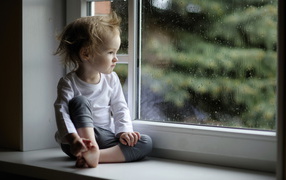 Девочка на подоконнике