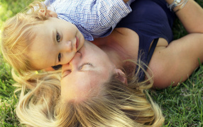 Счастливая мать и ребенок