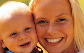 Счастливая мама и ребенок