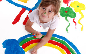 Маленькая девочка и радуга