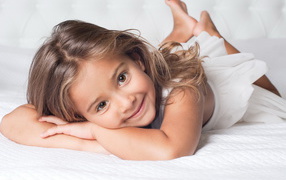 Улыбающаяся девочка