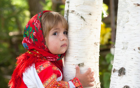 Девочка у березы