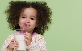 Девочка с молоком