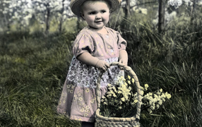 Малышка с цветами