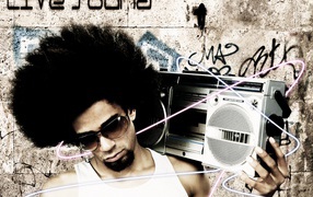 Парень с магнитофоном