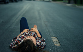 Отдыхает на дороге