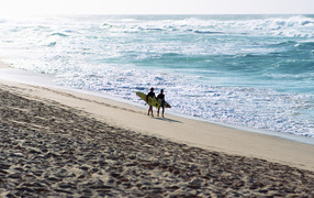 Серферы на пляже
