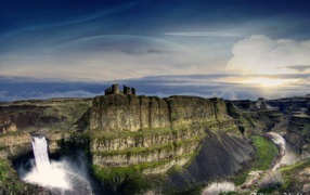 Замок на скале