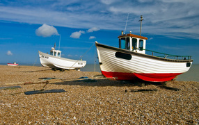 Лодки на берегу