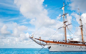 Белый парусник