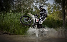 Мотоциклист в воде
