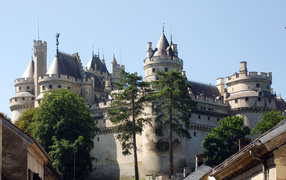 Большой замок во Франции