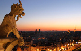 Гаргулия ночной Париж