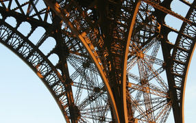 Париж и знаменитая башня